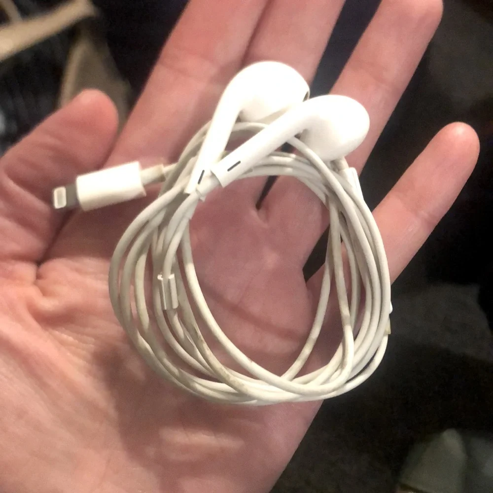 Apple EarPods - Earphone / Headphones with Apple Lightening Cable